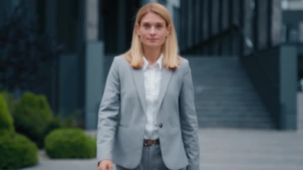 Kaukaska Kobieta Spacery Zewnątrz Sukces Pewny Bizneswoman Profesjonalny Menedżer Lider — Wideo stockowe