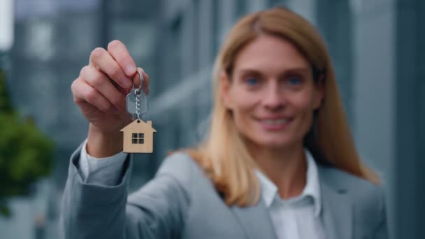 Foco Chaves Mulher Caucasiana Agente Imobiliário Empresária Mostrando Chave Para — Vídeo de Stock