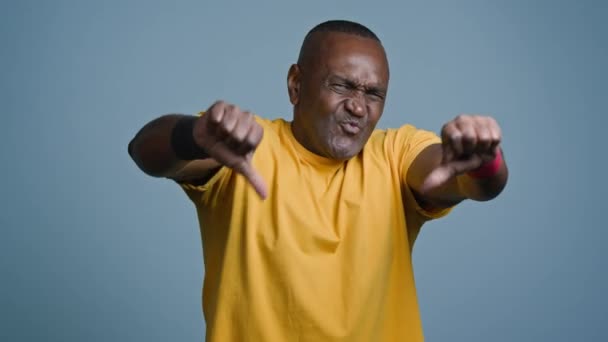 Memnun Olmayan Afrikalı Atletik Bir Adam Gri Arka Planda Duruyor — Stok video