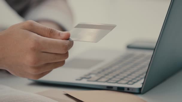Κοντινό Πλάνο Αρσενικό Χέρι Δώσει Πιστωτική Πλαστική Τραπεζική Κάρτα Άγνωστη — Αρχείο Βίντεο