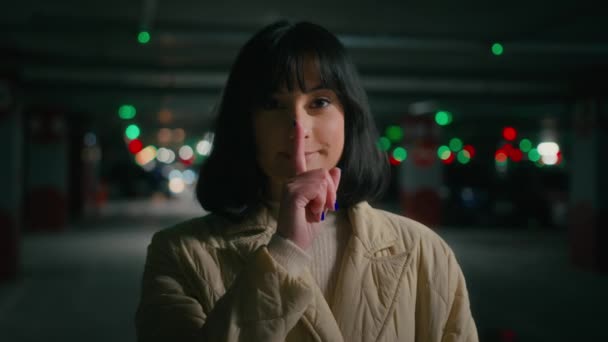 주차장에 여성은 침묵의 손짓으로 조용히 비밀스럽게 다물고 말하는 모습을 있습니다 — 비디오
