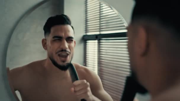 Voltar Vista Espelho Reflexão Humorístico Bobo Despreocupado Engraçado Latina Hispânico — Vídeo de Stock