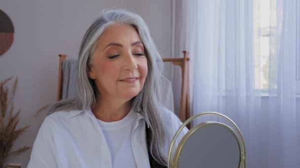 Beyaz Tenli Yaşlı Güzel Olgun Yaşlı Yaşlı Model Kadın Gri — Stok video