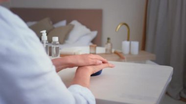 Beyaz kadın kollarını krem ile kapayın yaşlı yaşlı, tanınmayan yaşlı kadın büyükanne nineciğim vücut nemlendirici losyon güzellik prosedürü uygulayın buruşuk avuçlar yumuşak ciltler