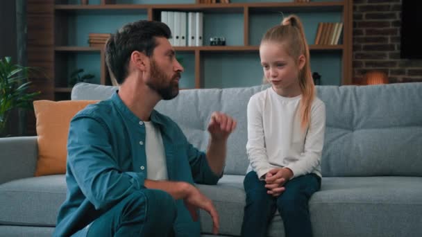 Szerető Apa Apa Bébiszitter Szülő Bocsánatot Kér Sértett Lánya Lány — Stock videók