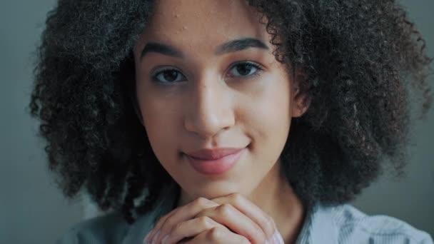 可爱的非洲裔美国女人卷曲的女孩20多岁的学生自由职业者梦想着未来想想积极的女性肖像单身微笑的女商人感觉舒服放松自然美景的概念 — 图库视频影像
