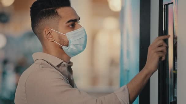Hispanic Indian Client Käufer Kundenbesuchermann Medizinischer Maske Wahl Über Selbstbedienungsautomat — Stockvideo