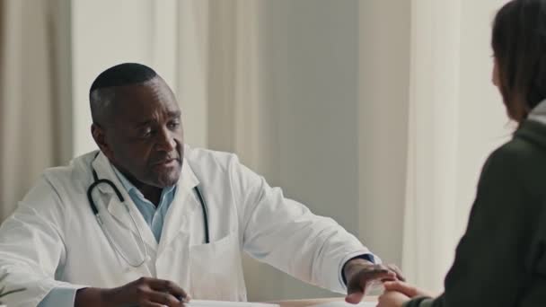Αρσενικό Αφρικανός Γιατρός Οδοντίατρος Οφθαλμίατρος Καρδιολόγος Ώριμος Άνθρωπος Γυναικολόγος Επαγγελματίας — Αρχείο Βίντεο