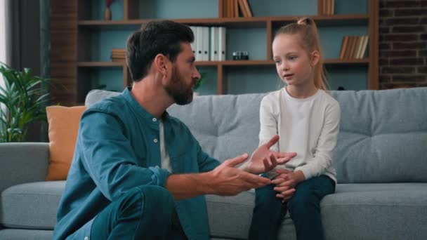 Őszinte Családi Beszélgetés Gondoskodó Apa Férfi Bébiszitter Beszélni Tini Lány — Stock videók