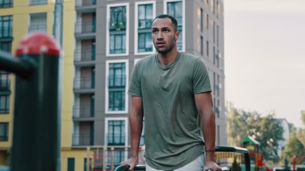 Kraftvolle Latina Sportler Turner Muskulöse Afrikanisch Amerikanische Gesunde Mann Heben — Stockvideo
