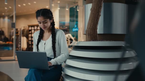 쇼핑몰에서 노트북 컴퓨터로 일하는 라티나 Latina 사업장의 여대생 온라인 쇼핑을 — 비디오