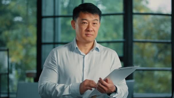 Fastighetsmäklare Affärsman Asiatisk Japansk 40S Man Investerare Visa Några Nycklar — Stockvideo