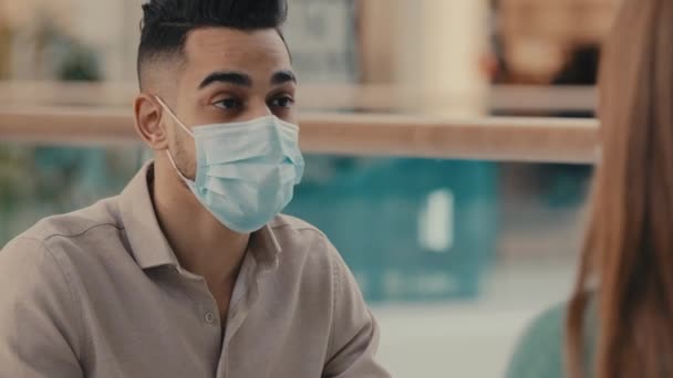 Hispânico Indiana Homem Médico Máscara Empresário Gerente Banco Agente Chumbo — Vídeo de Stock