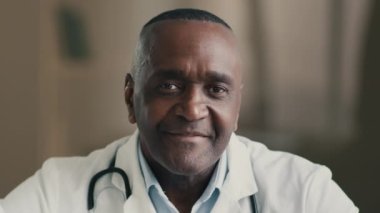 Erkek kıdemli terapistin tıbbi portresi. Afro-Amerikan erkek doktor. Göz doktoru, jinekolog, göz doktoru.