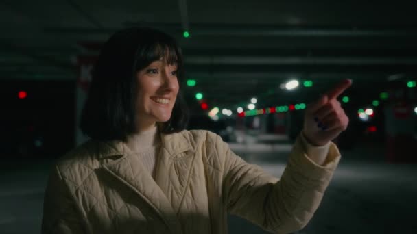 Przyjazna Kobieta Parkingu Patrząc Bok Machając Ręką Zapraszając Gest Hej — Wideo stockowe