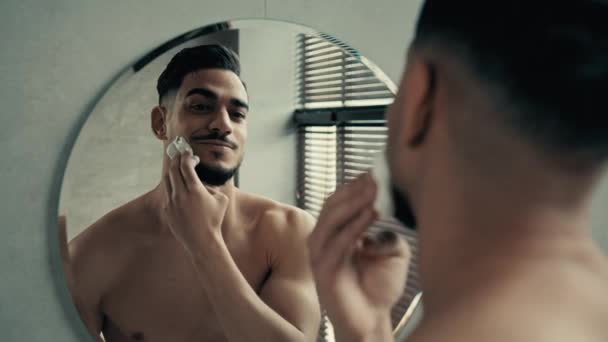 Lihat Belakang Pria Berjanggut Mengolesi Mencukur Busa Krim Gel Wajah — Stok Video