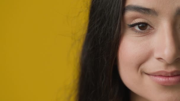 Kadın Yüzünün Yarısı Pürüzsüz Cilt Dermatolojisi Ile Kapanıyor Siyah Göz — Stok video