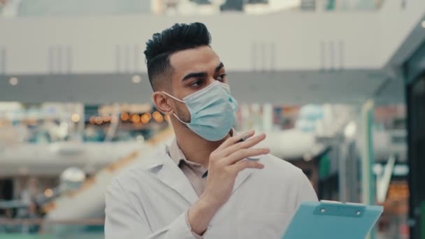 Ethnische Indische Medizinische Arbeiter Mann Arzt Mit Gesichtsmaske Uniform Therapeut — Stockvideo