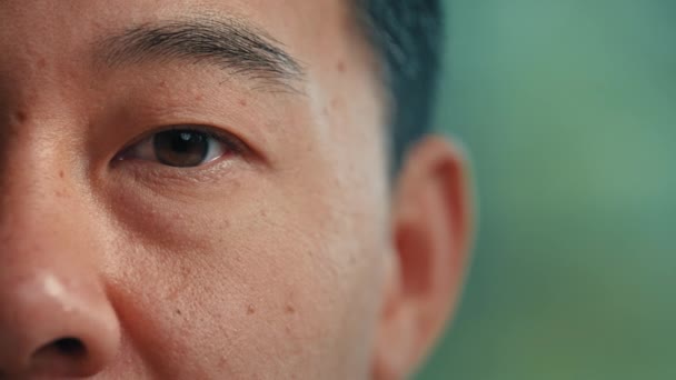 근육질의 남성의 매크로 일본계 미국인 얼굴에 주름잡힌 사업가 카메라 개념을 — 비디오