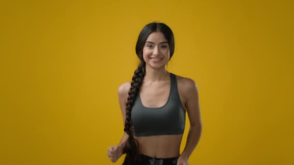 Indiase Slanke Sterke Sportieve Vrouw Etnische Glimlachen Meisje Atleet Loper — Stockvideo