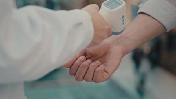 Nieznany Pracownik Medyczny Sprawdzi Temperaturę Ciała Prześwietla Ręce Nierozpoznawalnego Człowieka — Wideo stockowe