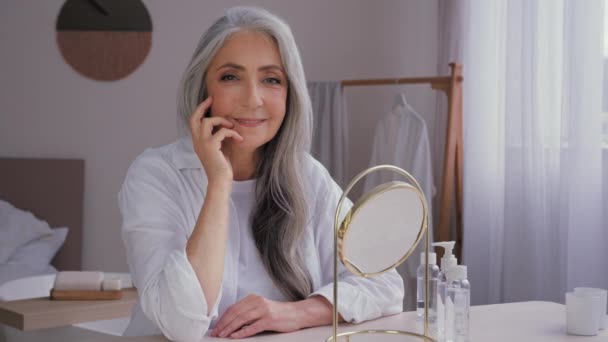 Kavkazský Starý Krásný 60S Senior Dáma Zralý Stárnutí Starší Model — Stock video