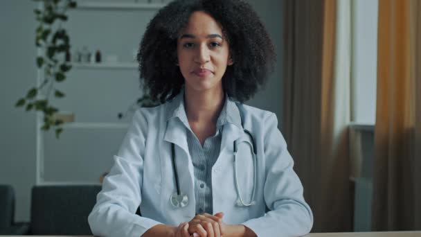 Νεαρή Αφρικανή Θεραπεύτρια Γιατρός Συζήτηση Τηλεδιάσκεψη Τηλεδιάσκεψη Συμβουλευτείτε Ασθενή Απευθείας — Αρχείο Βίντεο