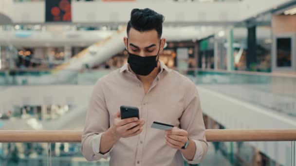 Indische Käufer Client Geschäftsmann Medizinischer Maske Mit Telefon Bezahlen Online — Stockvideo