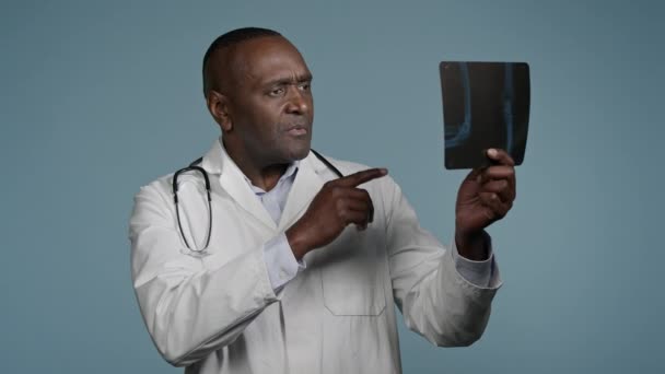 Ältere Ernsthafte Mann Radiologe Arzt Untersucht Röntgenuntersuchung Ergebnisse Scan Nachdenklich — Stockvideo