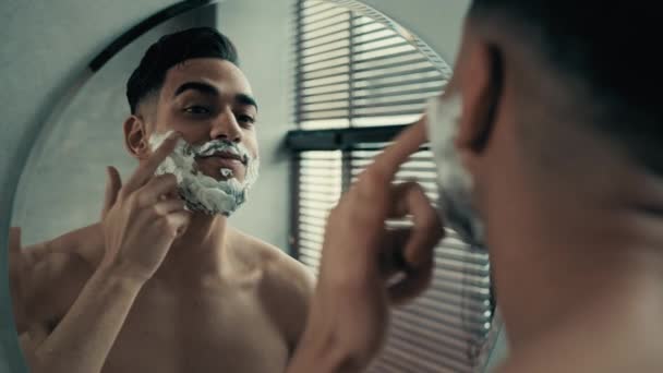 Close Indiano Barbudo Homem Olhando Espelho Reflexão Banho Manhã Aplica — Vídeo de Stock
