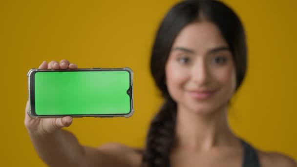 Sarı Stüdyoda Elinde Telefon Olan Hintli Etnik Gülümseyen Kadın Elinde — Stok video