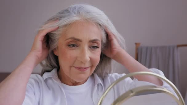 Close Oud Senior Volwassen Dame Oma Model Vrouw Zoek Naar — Stockvideo