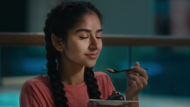 アラビアの若い女性の女の子の顧客訪問者は グルテン砂糖とおいしいチョコレートケーキクリーミーなカロリーデザートブラウニーを食べる菜食主義者のエクレア試飲パンケーキはカフェレストランで熱いコーヒーティーを飲む — ストック動画