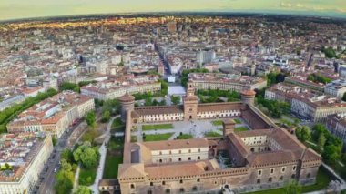 İtalya 'da park kompleksi olan büyük tarihi kale Castello Sforzesco' yu gezen Milano ortaçağ konutu lüks İtalyan konutu Avrupa turizm ulusal mirası için ünlü İtalyan binası
