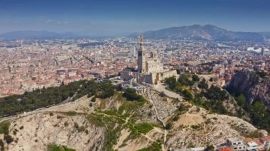 Uçan İHA 'dan en iyi hava manzarası Kraliyet Ailesi Kompleks Seyahat Merkezi Avrupa' da tarihi bazilika Fransa dini tapınak yeri her yere gidiyor.