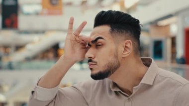 Komik, komik, komik Hintli, Latin kökenli bir adam dikizliyormuş gibi yap. İş adamını gözetlemek isteyen birini gözetliyormuş gibi yap. Bak, erkek gözetliyor, keşif yapıyor, casusluk yapıyor.