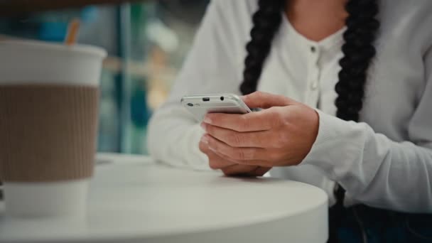 Close Kobieta Ręce Odpowiedzi Sms Telefon Komórkowy Nieznany Dziewczyna Student — Wideo stockowe