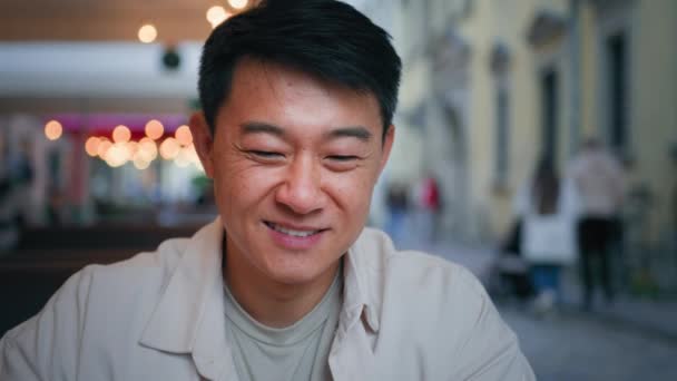 Heureux Insouciant Homme Asiatique Touriste Assis Dans Café Boire Café — Video