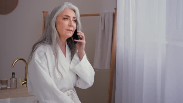 Caucásico 60S Senior Mujer Anciana Madura Hembra Baño Hablando Teléfono — Vídeo de stock