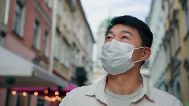 Retrato Masculino Homem Feliz Máscara Protetora Chinês Turista Caminhadas Cidade — Vídeo de Stock