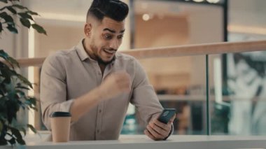 Hintli İspanyol adam şaşırmış erkek işadamının online bir mesajı var iyi haber heyecanlı adam zafer ödülü kazandı akıllı telefon ile şanslı cep telefonuyla kazandı