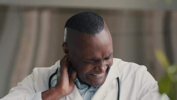 Aşırı Çalışan Erkek Doktor Afrikalı Cerrah Stajyer Doktor Ağrılı Gerilmiş — Stok video