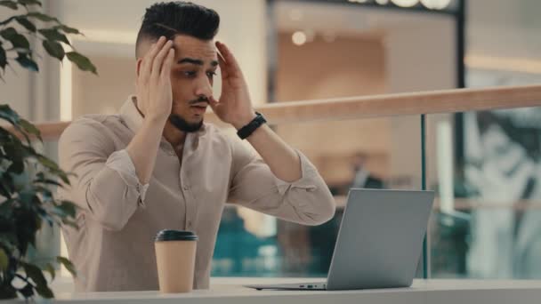 Szomorú Megdöbbent Stressz Spanyol Indiai Férfi Munkás Menedzser Szabadúszó Vállalkozó — Stock videók