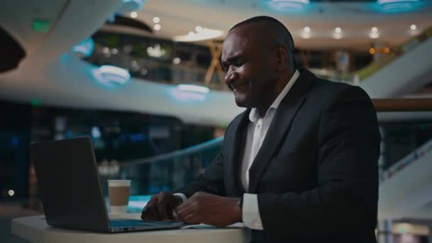 Африканський Дорослий Менеджер Бізнесменів Середнього Віку Фрілансер Який Працює Комп — стокове відео