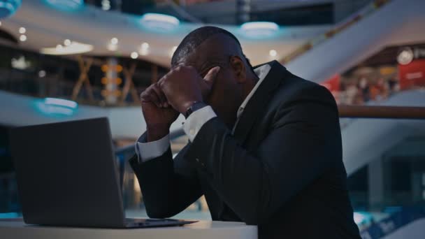 ラップトップの悲しい動揺と中年アフリカのビジネスマンの労働者起業家は コンピュータの仕事の大人の男と頭痛の痛みの痛みの問題を感じるオンラインアプリのクラッシュアプリケーションの不安の問題を抱えている悪いニュース — ストック動画