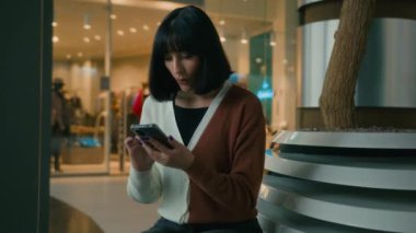 Evde telefonlu bir kadın şok reaksiyonuyla cep telefonu bahsini kazandı. Cep telefonuyla kazandı. Vay canına, akıllı telefonla harika bir haber.
