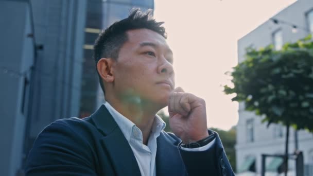 Nahaufnahme Träumenden Nachdenklichen 40Er Jahre Asiatischen Koreaner Verwirrt Durchdachte Entscheidung — Stockvideo