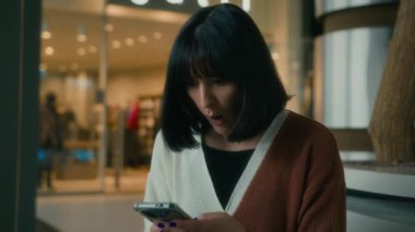 Üzücü bir şok, korkmuş, paniklemiş, bozuk bir ev kadını, bozuk bir telefon, bozuk bir arıza, kötü bir arıza, korkunç bir cep telefonu hatası, banka ödemesi başarısız oldu.