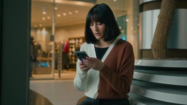 Telefonlu bayan bayan üzgün üzgün üzgün üzgün üzgün hayal kırıklığına uğramış kadın cep telefonu mesajlarıyla kafası karışmış akıllı telefon uyarısı depresif tepki umutsuzluğu sohbetleriyle dolu