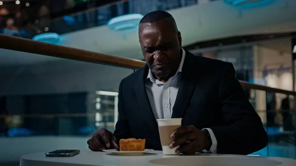 Afroamerykanie Średnim Wieku Biznesmen Przedsiębiorca Kawiarnia Gość Siedzi Jedząc Kawiarni — Zdjęcie stockowe